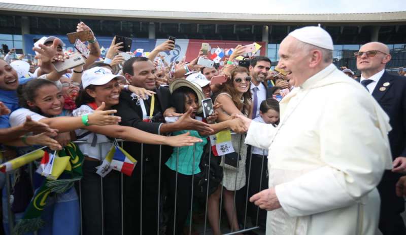Papa Francesco canta “buon compleanno” ad una pellegrina