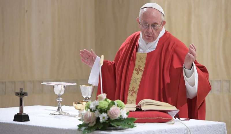 Papa Francesco: “Chi non ascolta Dio trasforma la fede in ideologia”