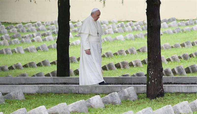 Papa Francesco commemora i defunti al Laurentino