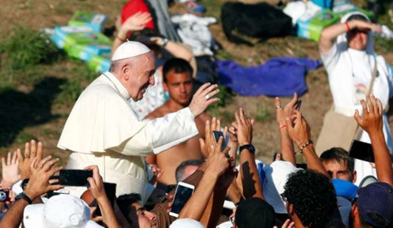 Papa Francesco con i giovani contro i gufi