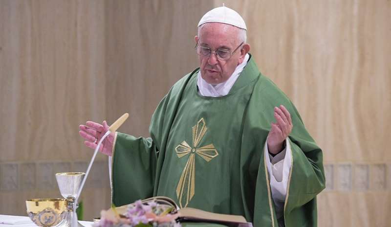 Papa Francesco: “Il demonio non distrugge solo con i vizi”
