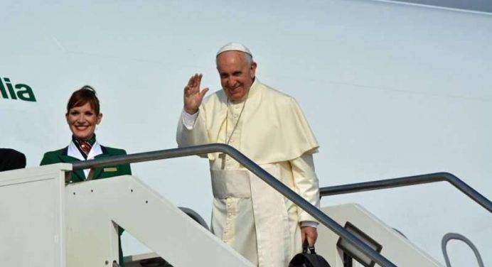 Ecco perché papa Bergoglio percorre le vie del mondo. “In Viaggio” arriva nelle sale