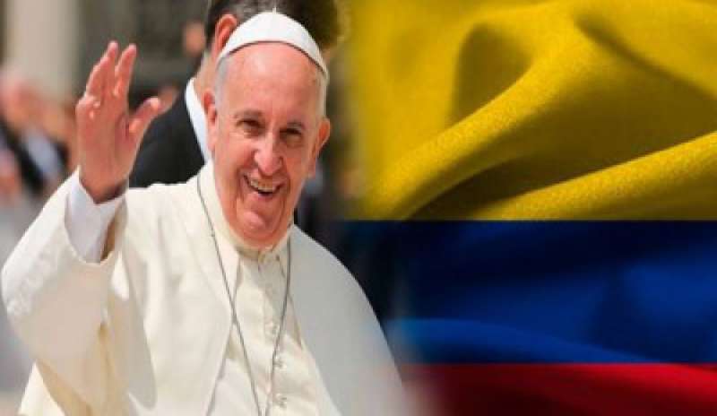 Papa Francesco in volo verso Bogotà: “Chiedo di pregare anche per il Venezuela”