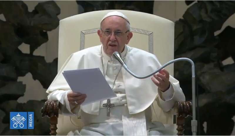 Papa Francesco: “Insegnate il segno della croce ai bambini”