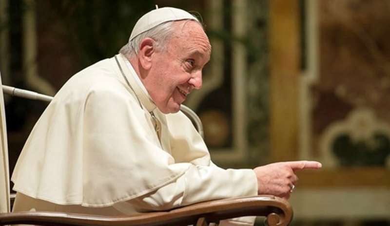 Papa Francesco: “Non cedere alla tentazione del chiacchiericcio”