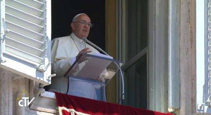 Papa Francesco: anche le parole uccidono, non “spelliamoci”