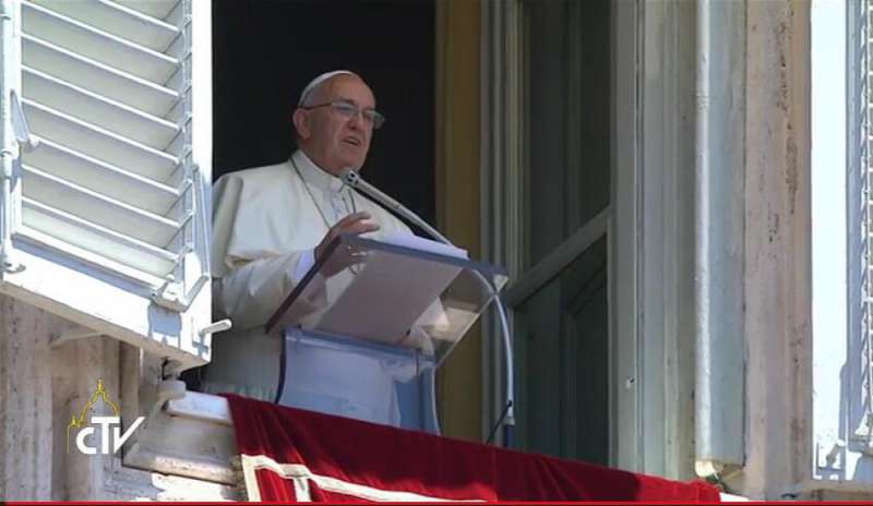 Papa Francesco: anche le parole uccidono, non “spelliamoci”