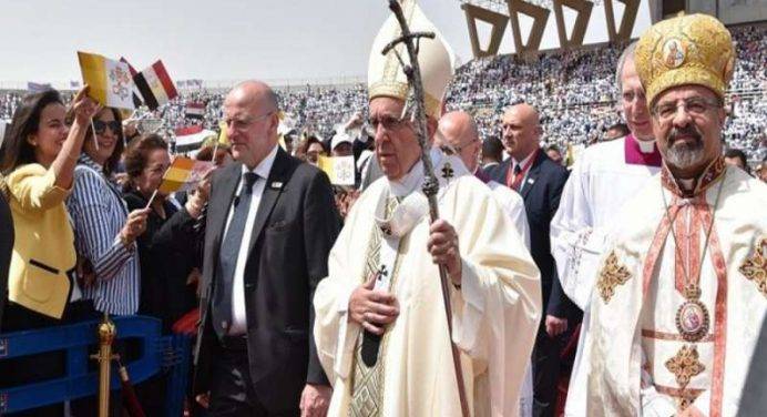 Messa a Il Cairo, Papa Francesco: “L’unico estremismo permesso è quello della carità”
