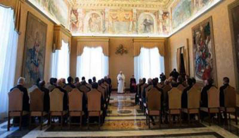 Papa Francesco: “Valorizzare il ruolo della donna nella vita della Chiesa”