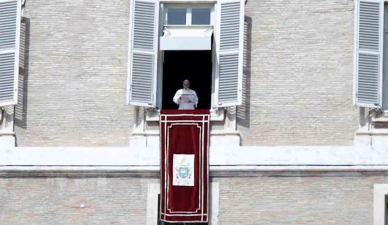 Papa: “Maghi, cartomanti e fattucchieri promettono idoli traditori”