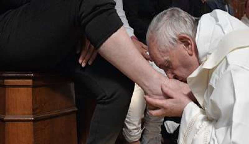 Il Papa nel carcere di Paliano: “La lavanda dei piedi non è folklore”