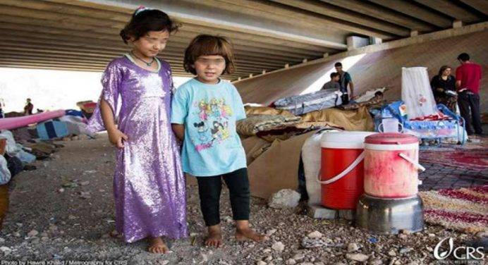 “Prego ogni giorno per quanti soffrono in Iraq”. Post del Papa con due bimbi profughi