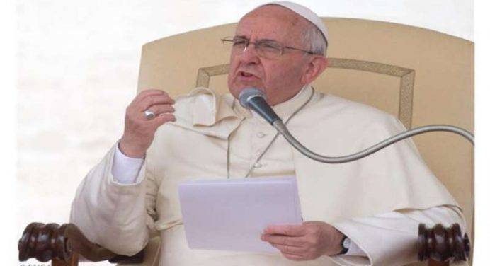 Il Papa: “Rimuovere le cause della dolorosa piaga dei profughi”