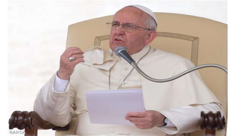 Il Papa: “Rimuovere le cause della dolorosa piaga dei profughi”