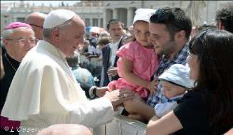 Il Papa invita tutti a pregare per la famiglia