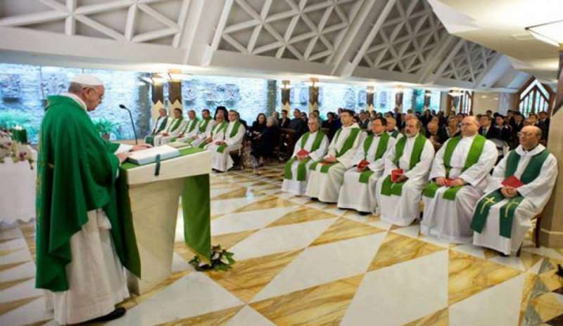 Il Papa a Santa Marta: Lo scandalo distrugge la fede