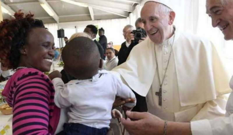 Papa: “Trafficanti criminali sfruttano i migranti”