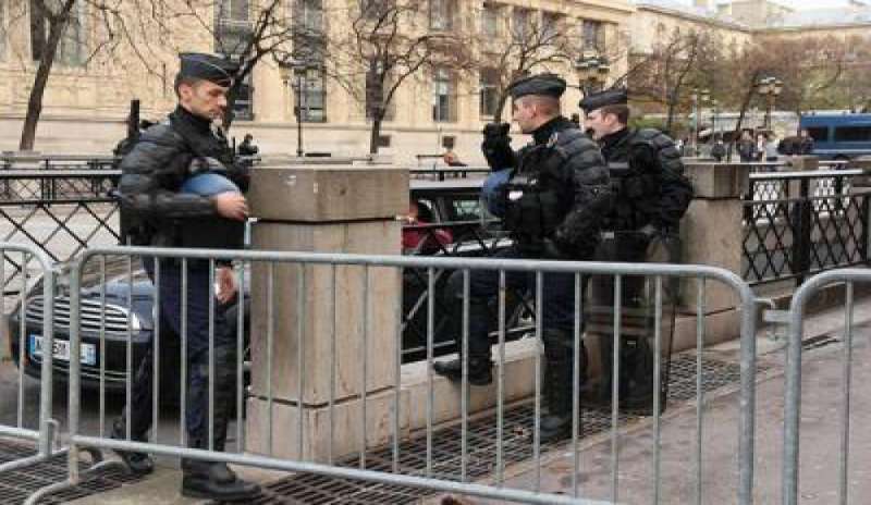 Parigi: 5000 agenti per difendere scuole e sinagoghe ebraiche
