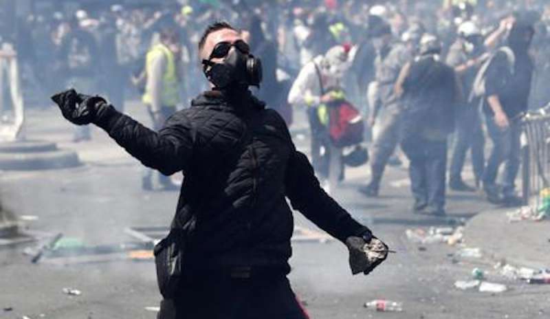 Scontri a Parigi: lacrimogeni sui black bloc