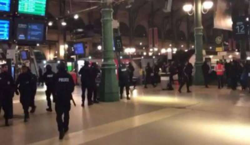 Parigi, evacuata la Gare du Nord ma il blitz va a vuoto: caccia a tre sospetti
