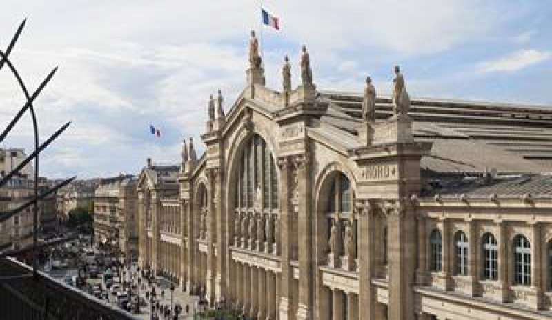 Parigi, falso allarme alla gare du Nord: giornalista indagato per “violazione e diffusione di segreto professionale”
