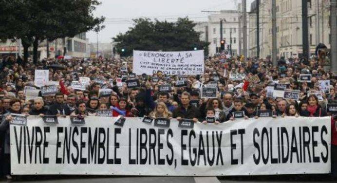 Parigi marcia contro il terrore. Allerta massima in tutta la città