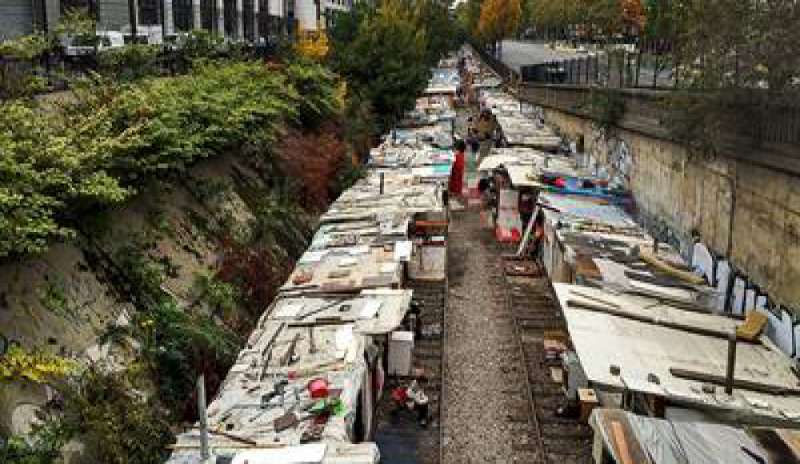 Parigi, massi sotto i ponti contro gli accampamenti di migranti
