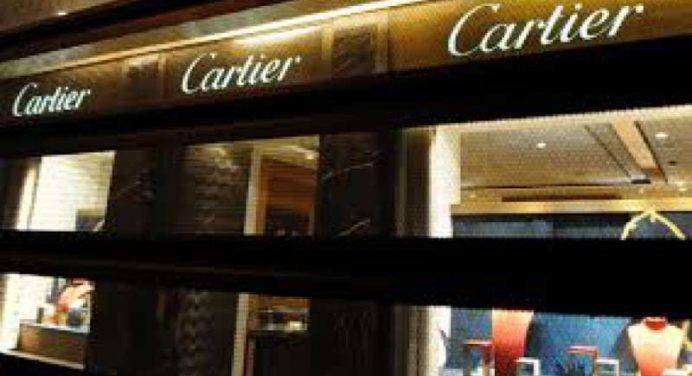 Notte di paura nel centro di Parigi: rapina in una boutique di Cartier