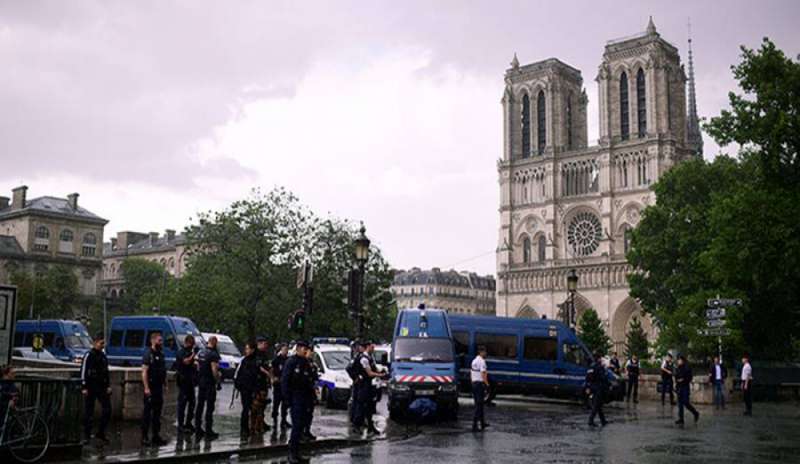 Paura a Parigi: “soldato dell’Isis” aggredisce agenti a Notre-Dame