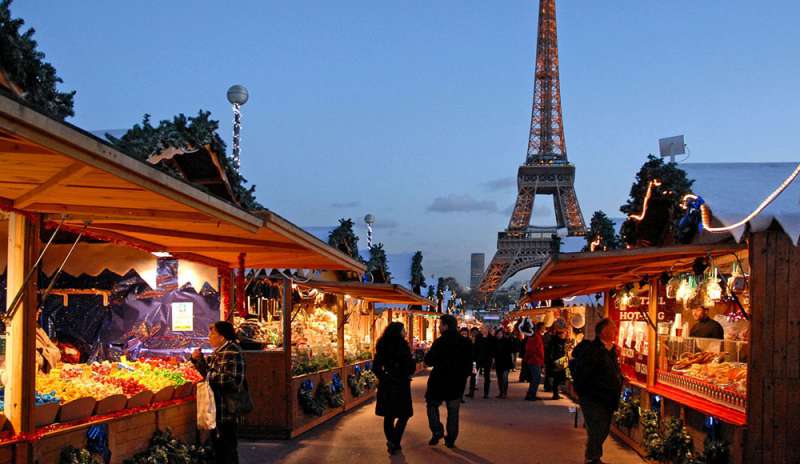 Parigi spegne le luci del Natale cristiano