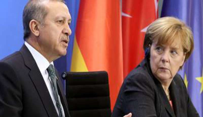 Passaporto tedesco a un giornalista anti Erdogan, rabbia di Ankara: “Proteggete i terroristi”