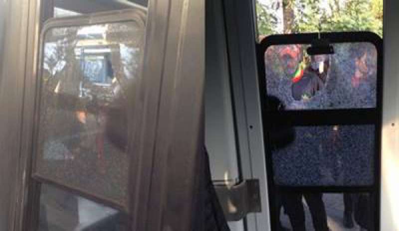 Passeggero furioso distrugge il vetro del treno, ferita la macchinista