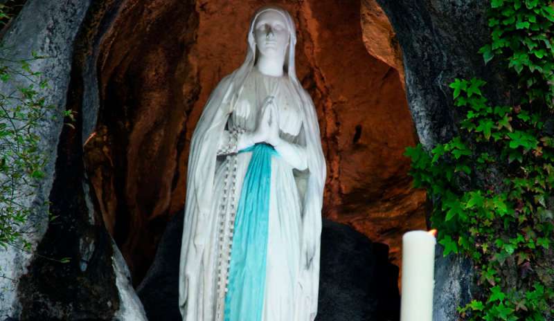 Pastore protestante distrugge statua della Madonna