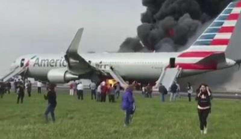 Paura a Chicago, aereo di linea con ala in fiamme: 20 feriti