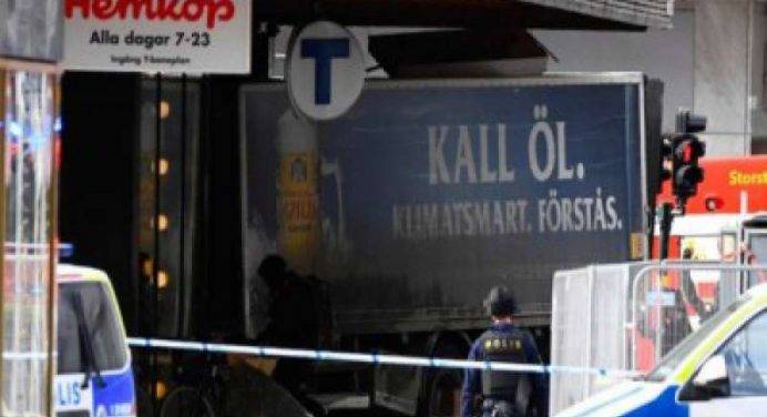 Terrore a Stoccolma, camion contro la folla: 3 morti. Caccia al killer