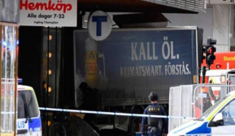 Terrore a Stoccolma, camion contro la folla: 3 morti. Caccia al killer