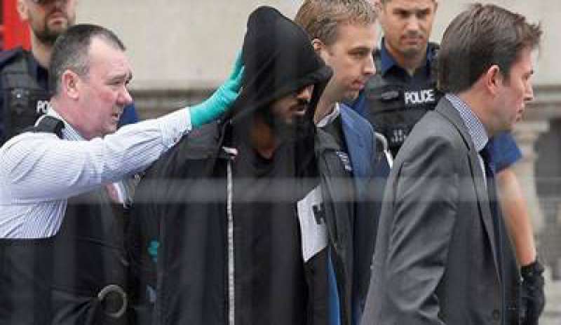 Paura a Westminster, agenti arrestano uomo armato di coltelli: è accusato di terrorismo