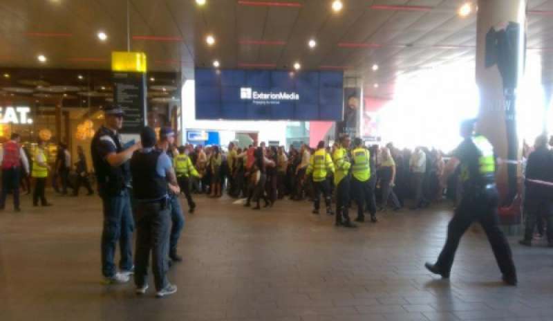 Falso allarme a Londra. Metro evacuata per un presunto pacco bomba
