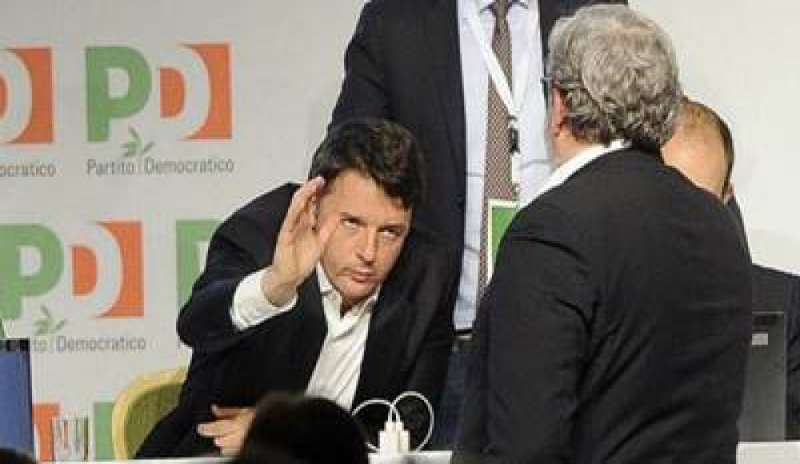 Pd verso la scissione: Renzi diserta la direzione, Emiliano resta