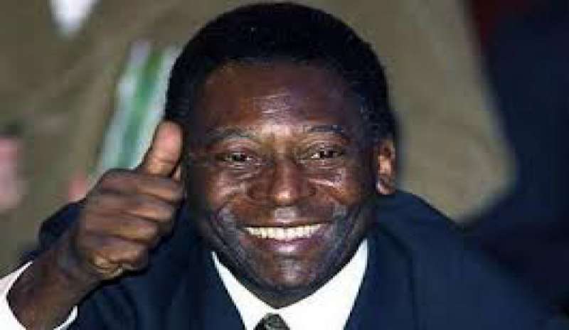 Pelé su Twitter tranquillizza i suoi fan: “Grazie a Dio sto bene”