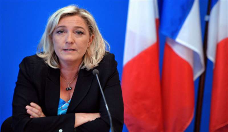 Le Pen: “E’ necessario istituire la pena di morte e disarmare le banlieue”