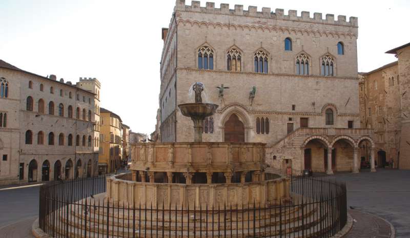 Perugia si illumina di rosso per i cristiani perseguitati