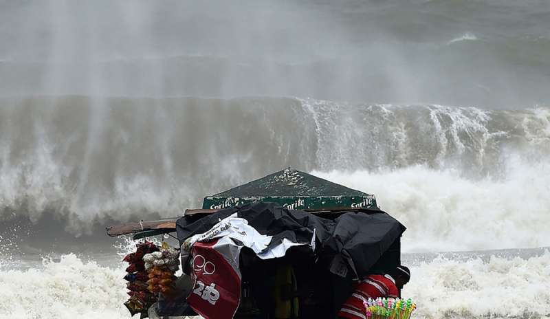 Pescatori investiti dal ciclone, dispersi in 117