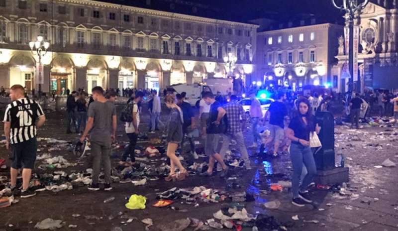 Piazza San Carlo: 4 condanne per la banda dello spray