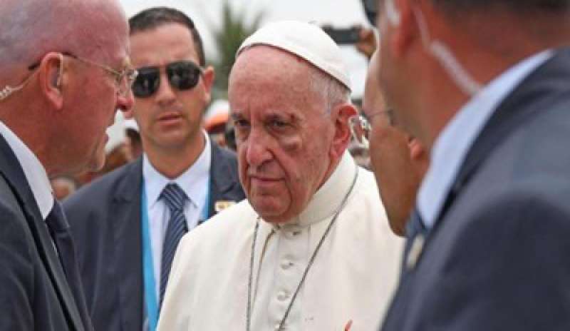 Piccolo incidente per Papa Francesco, urta montante della papamobile: contusione al volto