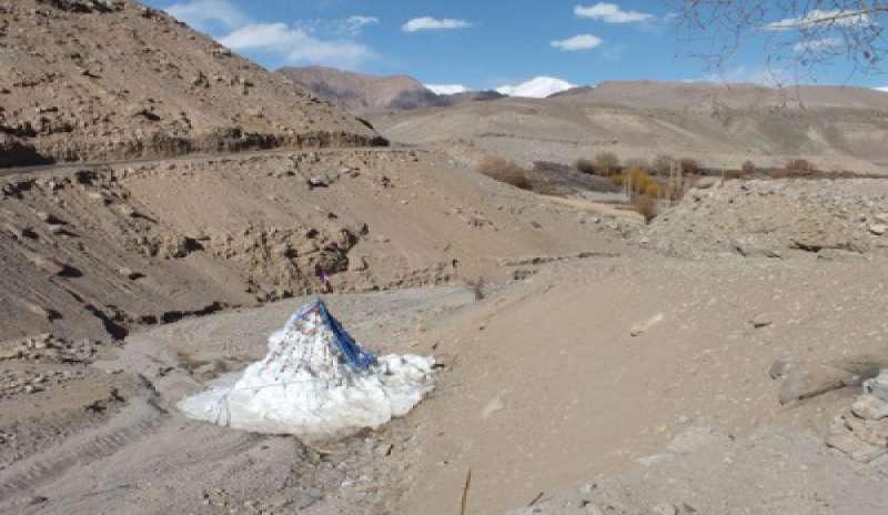 Piramidi di ghiaccio nel deserto indiano per combattere la siccità