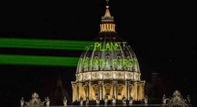 “Planet Earth First”: Greenpeace proietta lo slogan per Trump su San Pietro