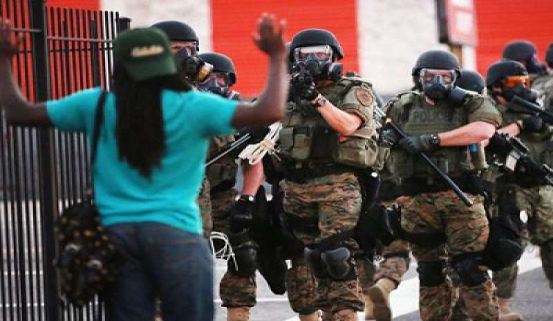 Polizia di Ferguson sotto accusa: “Violati i diritti degli afroamericani”