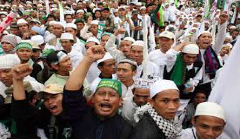 La polizia di Jakarta contro il Fronte di difesa islamico