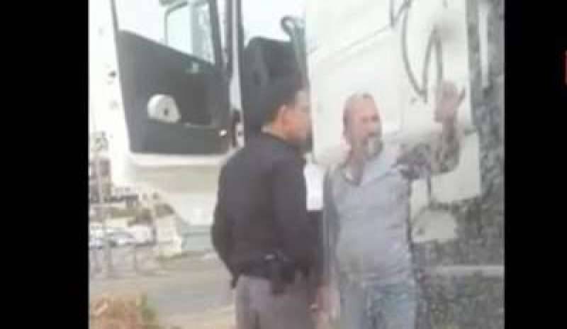 Poliziotto israeliano pesta camionista palestinese: indignazione nel web